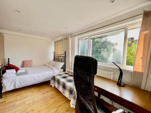 Gallery image of Homely luxury 4 Bedroom Villa with 4 Bathrooms - Elizabeth Line at walking distance - Wembley Stadium 7KM in London