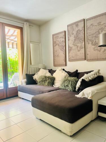 - un salon avec un canapé et des cartes murales dans l'établissement Le Nid d'amour Saint Cyr, aux Lecques