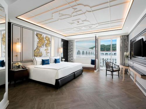 Postel nebo postele na pokoji v ubytování Mövenpick Myth Hotel Patong Phuket