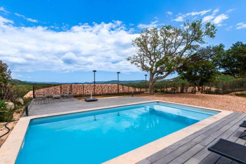 - une piscine avec une terrasse en bois à côté dans l'établissement Maison Mawie - Vue montagne piscine jacuzzi, à Sotta