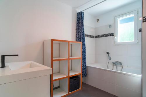 une salle de bain avec un lavabo et une baignoire dans l'établissement Ker Doudou - Ile Tascon, à Saint-Armel