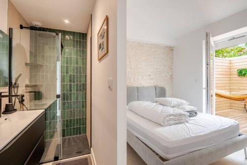 une chambre avec un lit et une salle de bain avec douche dans l'établissement Villa Bévia La Tranche sur Mer, à La Tranche-sur-Mer