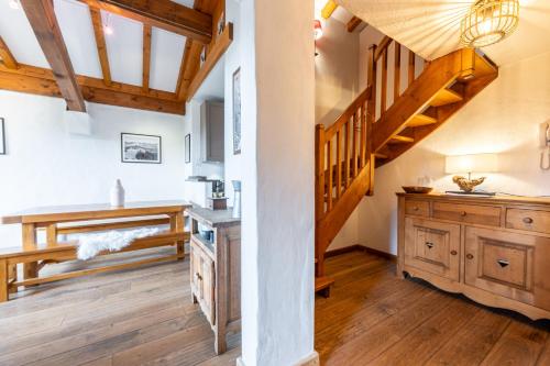 une cuisine et une salle à manger avec parquet et plafonds en bois dans l'établissement Le Refuge de Rochebrune - vue montagne, à Megève