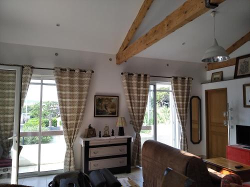 - un salon avec un canapé, une table et des fenêtres dans l'établissement Dans Villa SUPERBE T2 INDEPENDANT, à Six-Fours-les-Plages