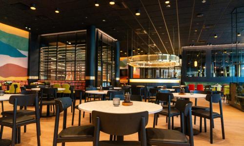 a restaurant with tables and chairs in a room at Thon Hotel Snø in Lorenskog