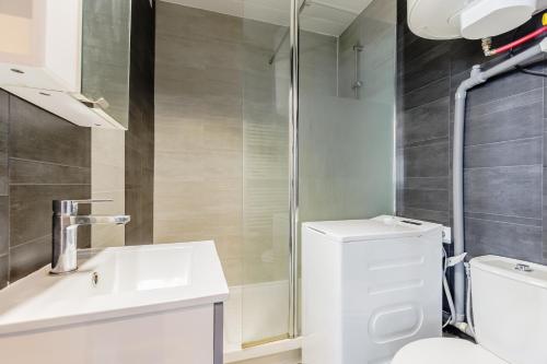 une salle de bain avec toilettes, lavabo et douche dans l'établissement Le Cocon Vendéen - Vue Mer, à Saint-Hilaire-de-Riez