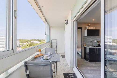 Cet appartement dispose d'un balcon avec une table et des chaises. dans l'établissement Le Cocon Vendéen - Vue Mer, à Saint-Hilaire-de-Riez