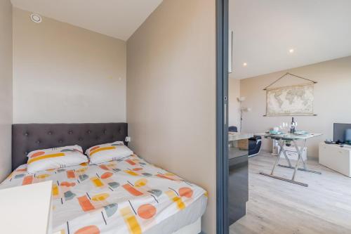 une chambre avec un lit et une paroi vitrée dans l'établissement Le Cocon Vendéen - Vue Mer, à Saint-Hilaire-de-Riez