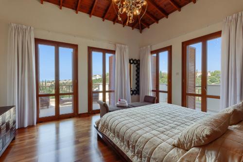 Postel nebo postele na pokoji v ubytování Aphrodite Hills Rentals - Superior Villas