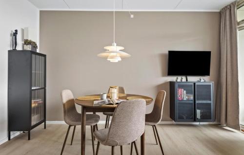 Televisyen dan/atau pusat hiburan di Pet Friendly Apartment In Fanø