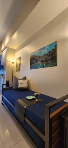 Ένα ή περισσότερα κρεβάτια σε δωμάτιο στο 8U Pristine & Cozy Stay at Uptown Mall BGC across Mitsukoshi with FREE Parking and Balcony