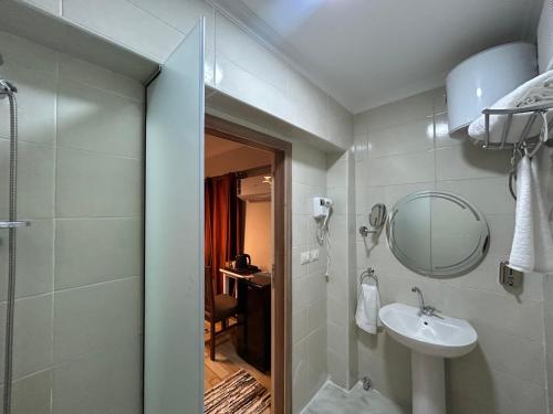 Bilik mandi di Skyline luxury hotel apartments 5 mins from Cairo Airport