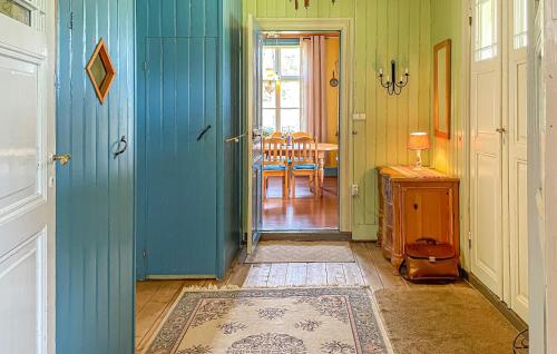 a hallway with a blue door and a dining room at 3 Bedroom Pet Friendly Home In Grimsås in Grimsås