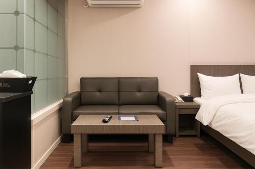Ένα ή περισσότερα κρεβάτια σε δωμάτιο στο Seosan Modern Hotel