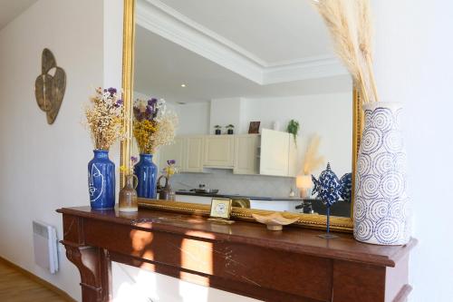 un miroir assis au-dessus d'une table avec des vases dans l'établissement Metz by Yumē, à Toulouse