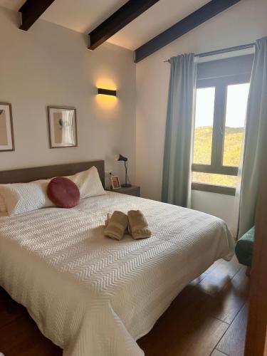 a bedroom with a bed with two towels on it at La Siesta del Naranjo in Monesterio