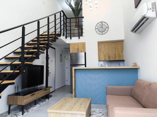un soggiorno con una scala e un divano di Two bedroom, two bathroom Luxury Loft in North Cyprus Esentepe a Vokolidha