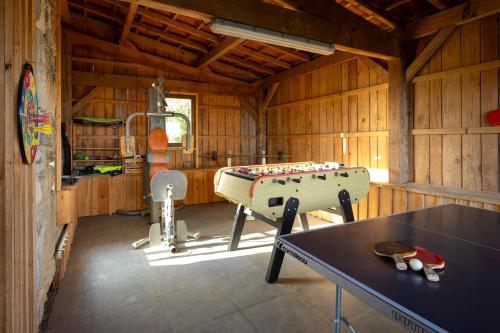 a room with a ping pong table in a cabin at La Villa Horizon piscine privée in Salvagnac-Cajarc
