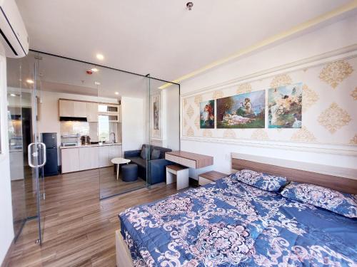 En eller flere senge i et værelse på Lavender II Hotel