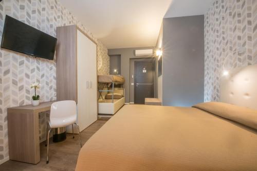 Pokój hotelowy z dużym łóżkiem i krzesłem w obiekcie B&B Fantasie Romane w Rzymie