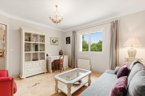 un salon avec un canapé et une table dans l'établissement Maison VALFLO, à Saint-Cézaire-sur-Siagne