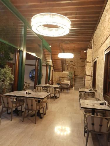 En restaurant eller et andet spisested på Belmondo Suites Hare Old Town Antalya