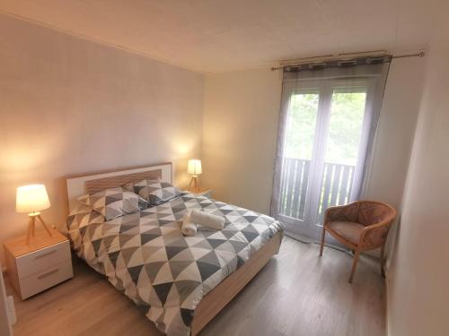 une chambre avec un lit, une chaise et une fenêtre dans l'établissement Appartement Biscarrosse - Centre-ville, terrasse, au calme - agréable, tout confort - 4pers, à Biscarrosse
