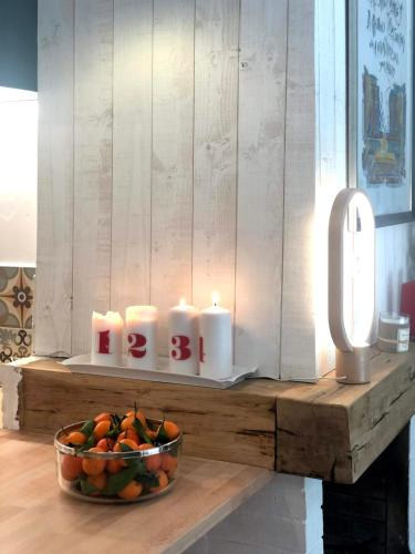 un bol de fruits et des bougies sur une table dans l'établissement Villa & heated pool Arcachon Pyla Moulleau, à La Teste-de-Buch