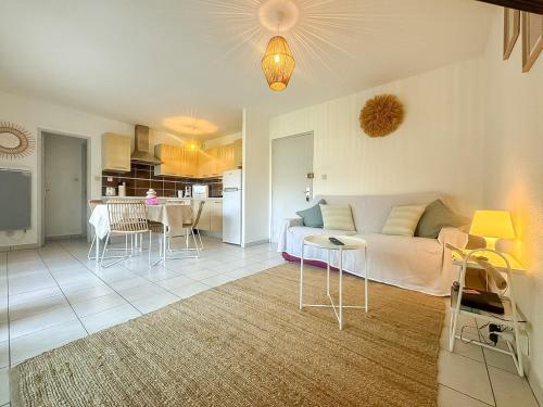 Il comprend un grand salon avec un lit et une cuisine. dans l'établissement Le BarcaBulle, au Barcarès