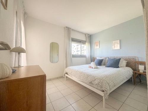 une chambre avec un lit avec un animal en peluche dessus dans l'établissement Le BarcaBulle, au Barcarès