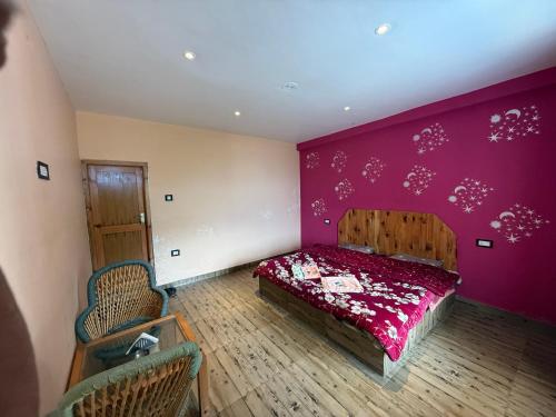ToshYellowjackets Hostel Tosh的一间带床和紫色墙壁的卧室