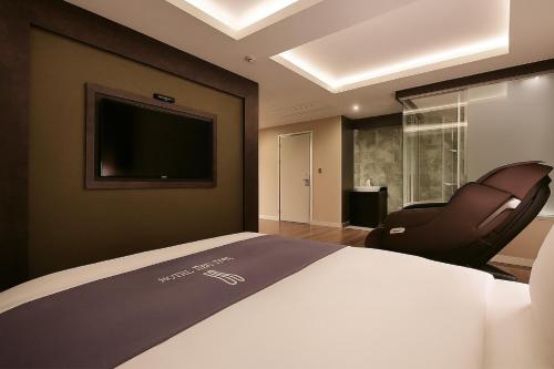 Ένα ή περισσότερα κρεβάτια σε δωμάτιο στο Seosan Modern Hotel