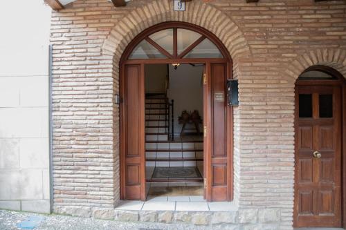 ナバレテにあるCasa Almenaのレンガ造りの建物の入口