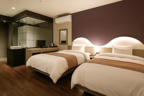 Ένα ή περισσότερα κρεβάτια σε δωμάτιο στο Seosan Modern Hotel