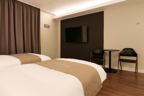 Ένα ή περισσότερα κρεβάτια σε δωμάτιο στο Seosan Modern Hotel