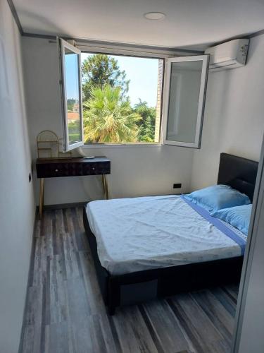 une petite chambre avec un lit et une fenêtre dans l'établissement Nice Signature Caucade, à Nice