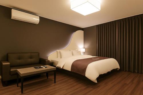 Ένα ή περισσότερα κρεβάτια σε δωμάτιο στο Seosan Modern Hotel