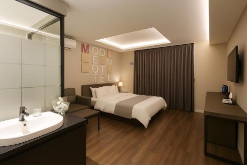 Ένα ή περισσότερα κρεβάτια σε δωμάτιο στο Seosan Modern Hotel