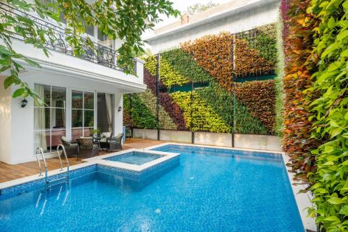 Πισίνα στο ή κοντά στο ELIVAAS Prive Suntuarios Casa Ikkebana 4 BHK With Jacuzzi, Pvt Pool & Bar