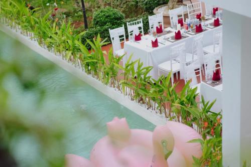 Taman di luar Ninh Hoa Garden