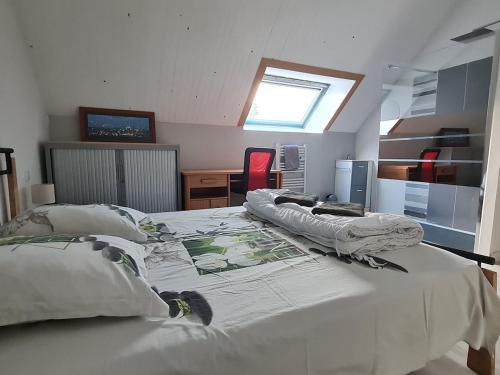 une chambre avec un grand lit blanc avec une fenêtre dans l'établissement Kervihan village house, à Saint-Pierre-Quiberon