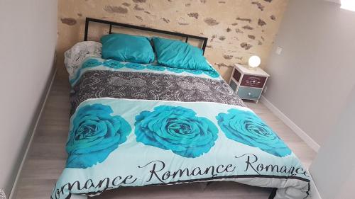 - une chambre avec un lit orné de roses bleues dans l'établissement Kervihan village house, à Saint-Pierre-Quiberon