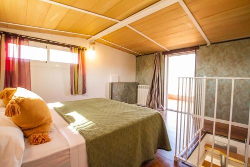 a bedroom with a bed and a window at Villa Petit Lujo in Badia Gran