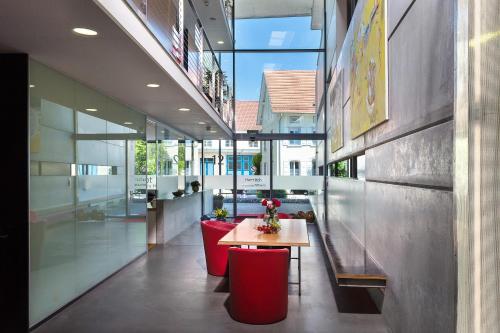 Un lugar para sentarse en Bed & Breakfast Rotes Haus