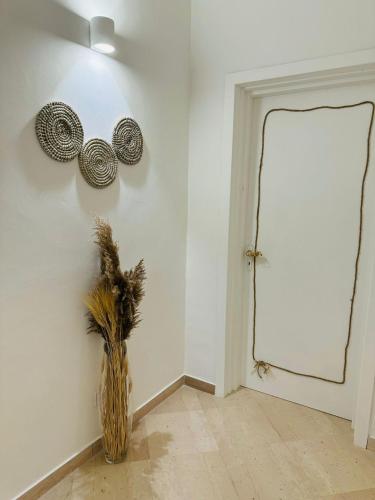 a vase with feathers in a room with a wall at Borgo Rosalia in Galatina