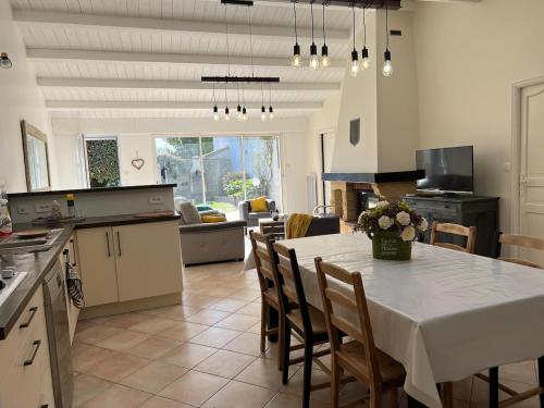 une cuisine avec une table et des chaises dans une cuisine dans l'établissement Chez Manon & David, à La Flotte