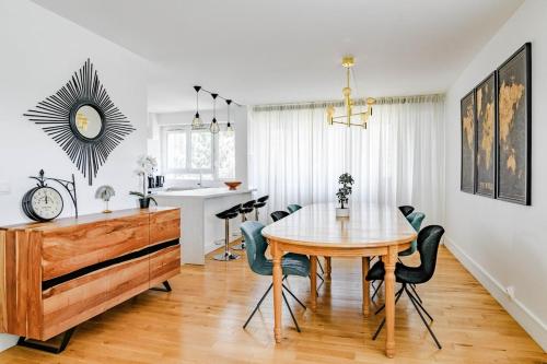 une cuisine et une salle à manger avec une table et des chaises dans l'établissement Appt with Eiffel Tower view at Paris La Defense, à Puteaux