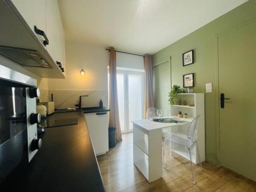 - une cuisine avec un comptoir et un évier dans l'établissement Casa Belfort - Studio, à Angers