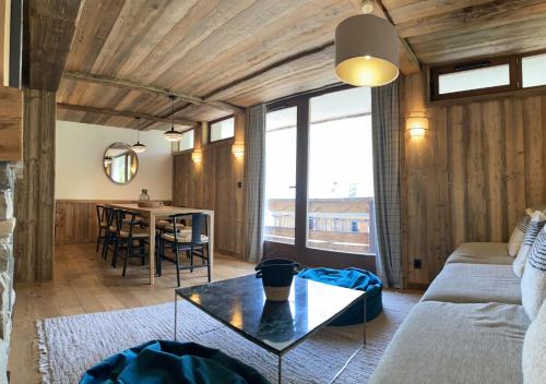 un salon avec un canapé et une table dans l'établissement Appartement - Chalet Martins, à Tignes
