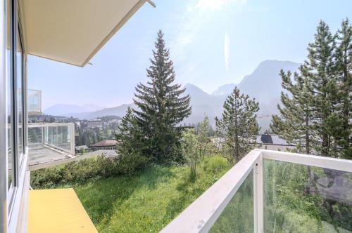 a balcony with a view of the mountains at Viktoria A12 by Arosa Vacations, Renoviertes App mit Bergblick im Zentrum in Arosa